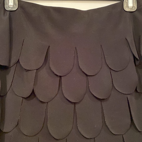 Excellent condition. JS Collections. Scalloped Back Skirt 18.5” length - Picture 2 of 5